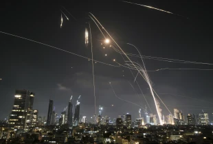 Sistemi izraelit “Iron Dome” duke ndalur raketat e Iranit në Tel Aviv të premten në mbrëmje