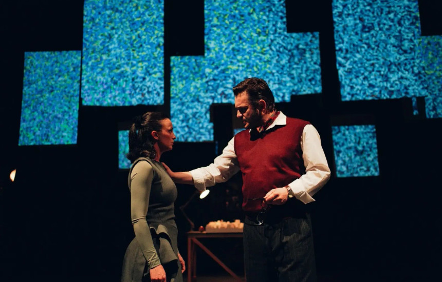 Skenë nga shfaqja “Prishtina – vrasja e paralajmëruar e një ëndrre” me tekst të Jeton Nezirajt nën regji të Blerta Nezirajt, e dhënë premierë më 23 maj në teatrin “Oda” në Prishtinë  (Foto: Noar Krasniqi)