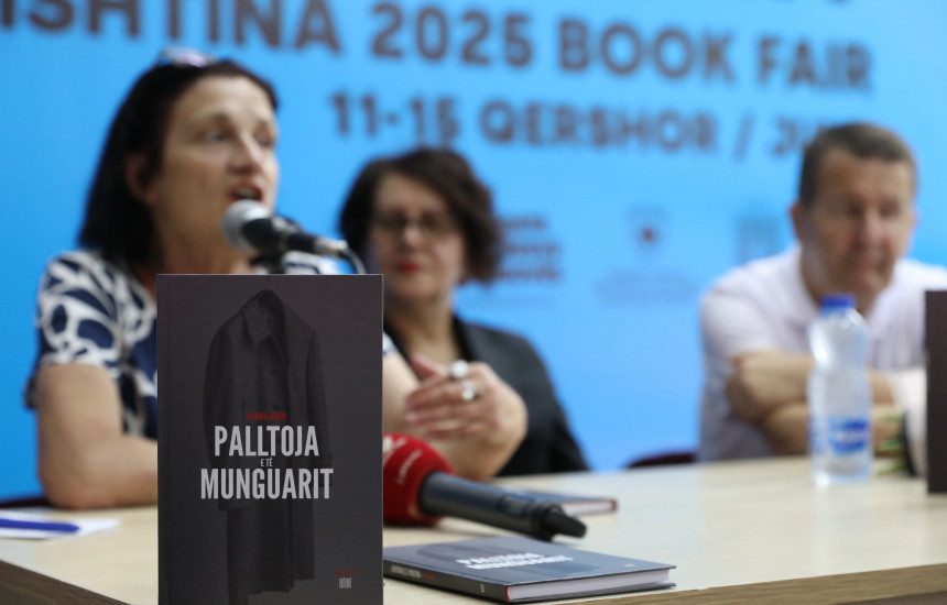 Romani “Palltoja e të munguarit” është roman realist me temë luftën, por me një qasje krejtësisht të re karshi saj. Lufta këtu rrëfehet përmes mungesës së një personi dhe prezencës së palltos së tij (Foto: Driton Paçarada)