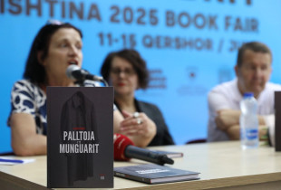 Romani “Palltoja e të munguarit” është roman realist me temë luftën, por me një qasje krejtësisht të re karshi saj. Lufta këtu rrëfehet përmes mungesës së një personi dhe prezencës së palltos së tij (Foto: Driton Paçarada)