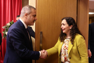 Presidentja Vjosa Osmani në takim me ministrin e Punëve të Jashtme të Turqisë, Hakan Fidan