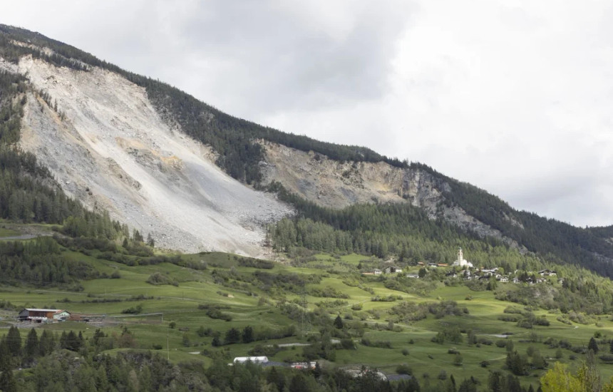Evakuohet edhe një fshat zviceran, rrezik nga shkëmbinjtë