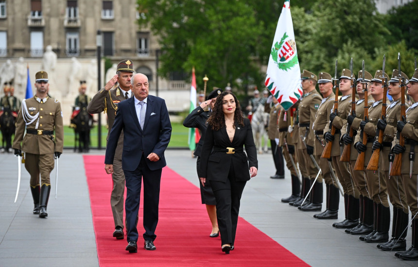 Presidentja Vjosa Osmani është pritur me nderime ushtarake nga homologu i saj në Hungari, President Sulyok
