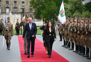 Presidentja Vjosa Osmani është pritur me nderime ushtarake nga homologu i saj në Hungari, President Sulyok