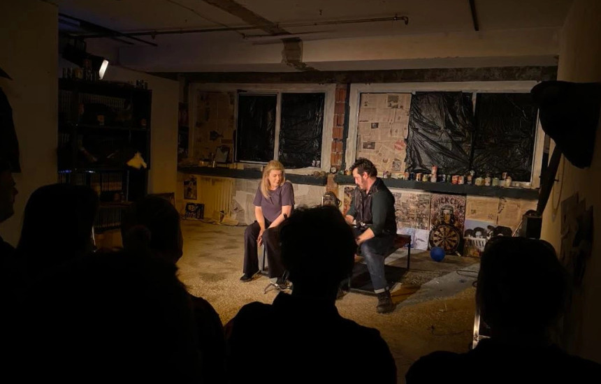 “Hotel Grand” në bunkerin e kujtesës midis frikës dhe absurdit