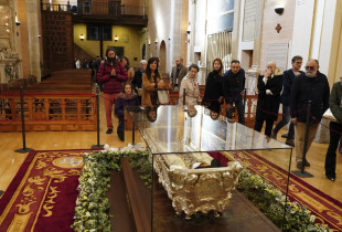 Mijëra njerëz dynden t’i shohin eshtrat e shenjtores spanjolle që vdiq para mbi 440 vjetësh