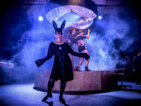 Skenë nga shfaqja “Negotiating Peace”