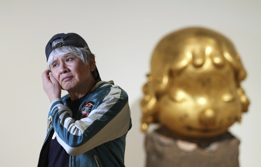 Yoshitomo Nara intervistohet pranë njërës prej veprave të