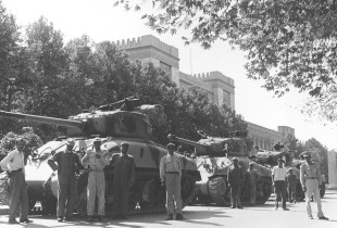 Forcat ushtarake pas tentimpuçit kundër Mohammad Mossadequt, gusht 1953.