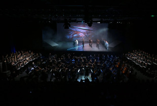 Skenë nga kantata skenike “Carmina Burana” nën dirigjimin e mjeshtrit japonez Toshio Yanagisawa, me koreografi origjinale të Toni Candeloros (Foto: Arben Llapashtica)