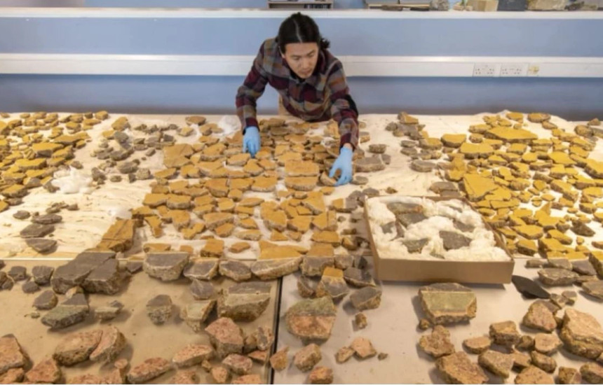 Ekipi i ekspertëve rindërtoi me përpikëri mijëra fragmente suvaje, duke zbuluar zbukurime madhështore që dikur stolisnin një vilë luksoze romake në Southwark