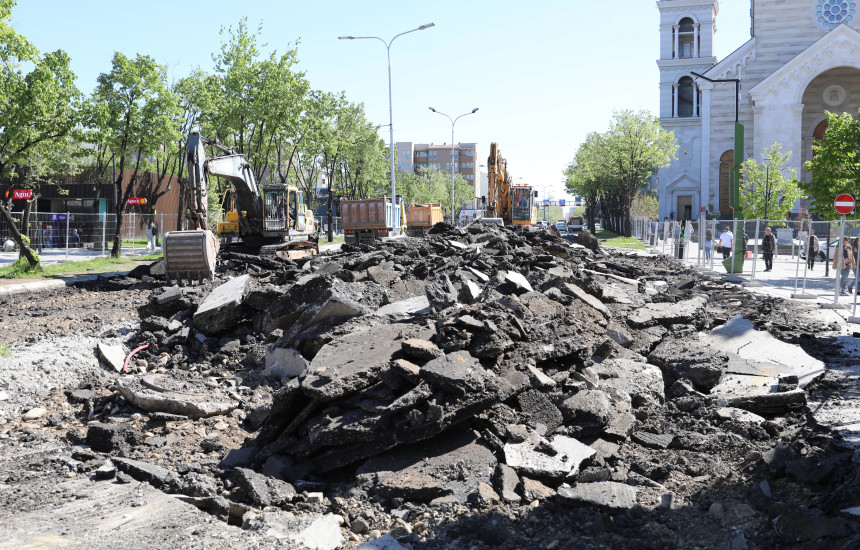 Punimet në sheshin “Xhorxh Bush” të ndaluara në këtë pjesë qysh në ditën e parafundit të prillit (Foto: Driton Paçarada)