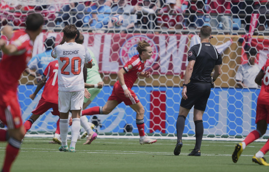 Bayerni humb, por bashkë me Benfican avancojnë në fazën nokaut