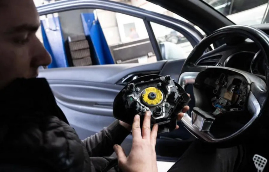 Franca tërheq 2.5 milionë vetura për shkak të një defekti