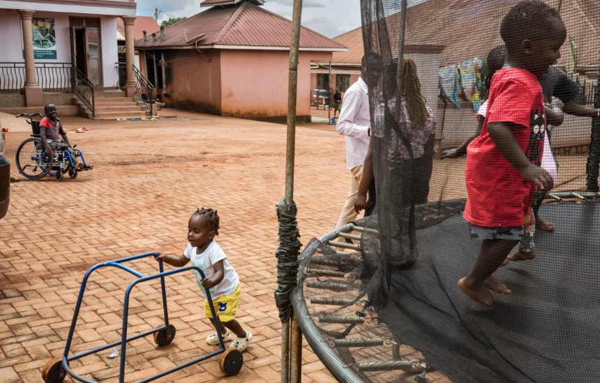 Gruaja që po rrit 98 fëmijë me aftësi të kufizuara