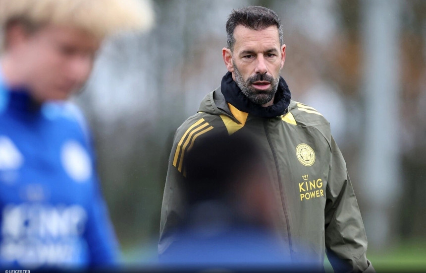 Leicesteri ndan rrugët me trajnerin Van Nistelrooy