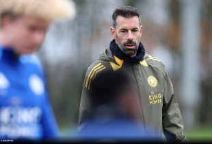 Leicesteri ndan rrugët me trajnerin Van Nistelrooy