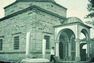 Tyrbja e Sulltan Muratit në Mazgit të Obiliqit fotografuar më 1909 (Foto: Gabriel Louis-Jaray)