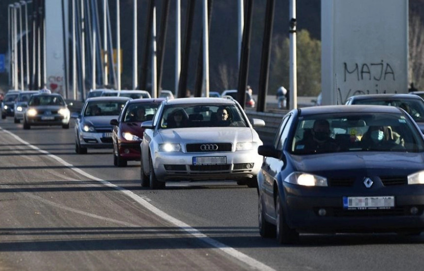 Qindra automjete rreshtohen drejt Beogradit, Vuçiqi paralajmëron dhunë