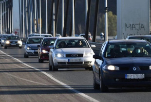 Qindra automjete rreshtohen drejt Beogradit, Vuçiqi paralajmëron dhunë