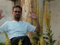 Petrit Halilaj në tarracën e Shtëpisë së Kulturës në Runik të Skënderajt, më 24 qershor 2025 (Foto: KOHA)