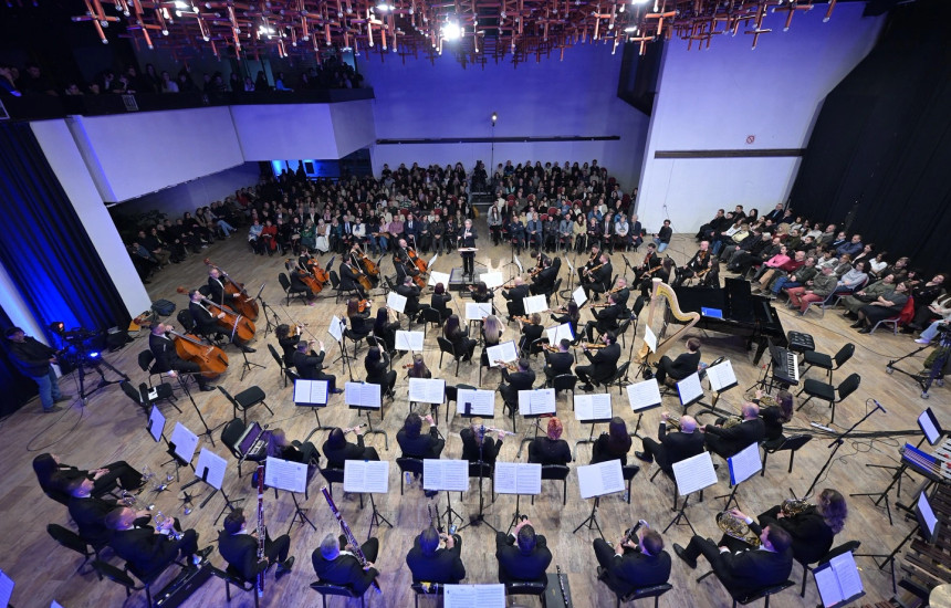 Kulturat muzikore të vendeve të ndryshme janë bërë bashkë në koncertin e radhës të Filharmonisë së Kosovës, dirigjuar nga Antoine Marguier (Foto: Arben Llapashtica)