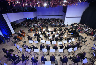 Kulturat muzikore të vendeve të ndryshme janë bërë bashkë në koncertin e radhës të Filharmonisë së Kosovës, dirigjuar nga Antoine Marguier (Foto: Arben Llapashtica)