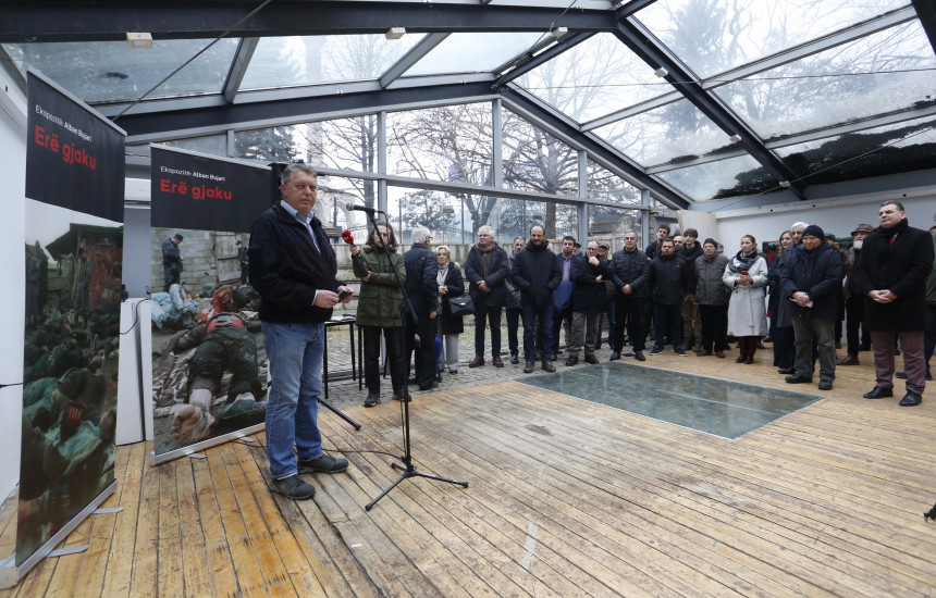 Alban Bujari në hapje të ekspozitës së tij personale, më 29 janar të vitit 2023  (Foto: Driton Paçarada)