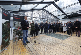 Alban Bujari në hapje të ekspozitës së tij personale, më 29 janar të vitit 2023 (Foto: Driton Paçarada)