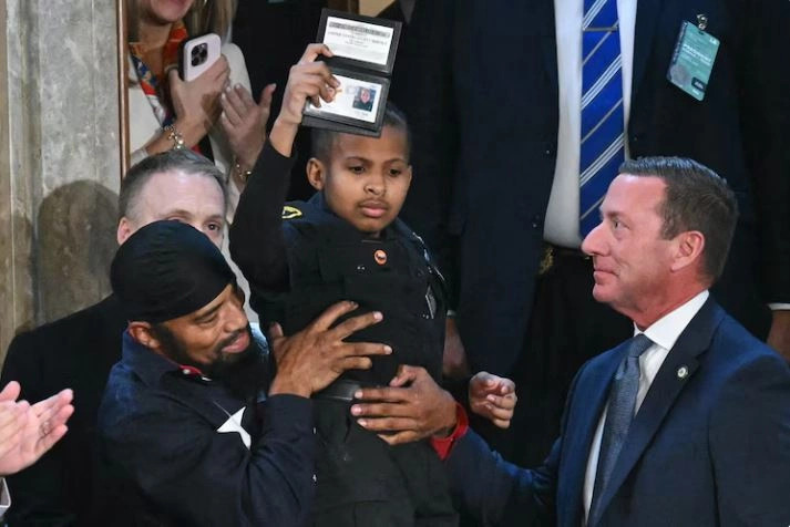 Trumpi e bën “agjent” të Shërbimit Sekret 13-vjeçarin që i mbijetoi kancerit