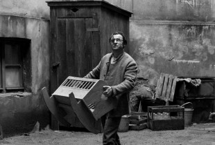 Aktori shqiptar Besir Zeçiri në rolin e Peterit në filmin danez, “The Girl With the Needle”