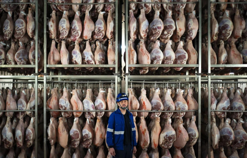 Victor Razuri, 41-vjeçar nga Peruja, në fabrikën në Guissona