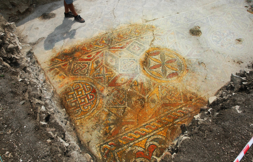 Lokaliteti arkeologjik i Dresnikut si një prej më të rëndësishmëve në vend synohet të jetë i hapur për publikun duke i bërë të qasshëm mozaikët shumëngjyrësh të strukturave që kanë qenë një rezidencë perandorake në shekujt e parë (Foto: Driton Paçarada)