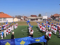 Nxënësit me 56 balona nderojnë dëshmorët e familjes Jashari