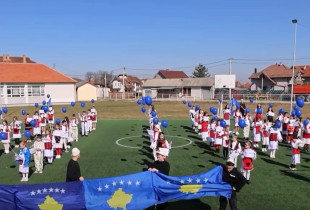 Nxënësit me 56 balona nderojnë dëshmorët e familjes Jashari
