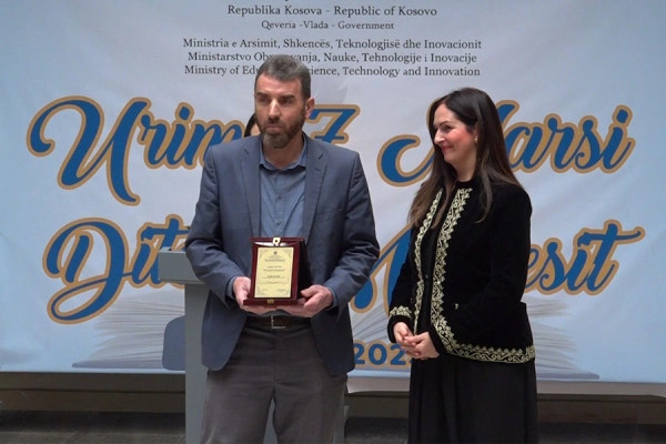 Shaip Krasniqi merr çmimin për mësuesin më të mirë të vitit