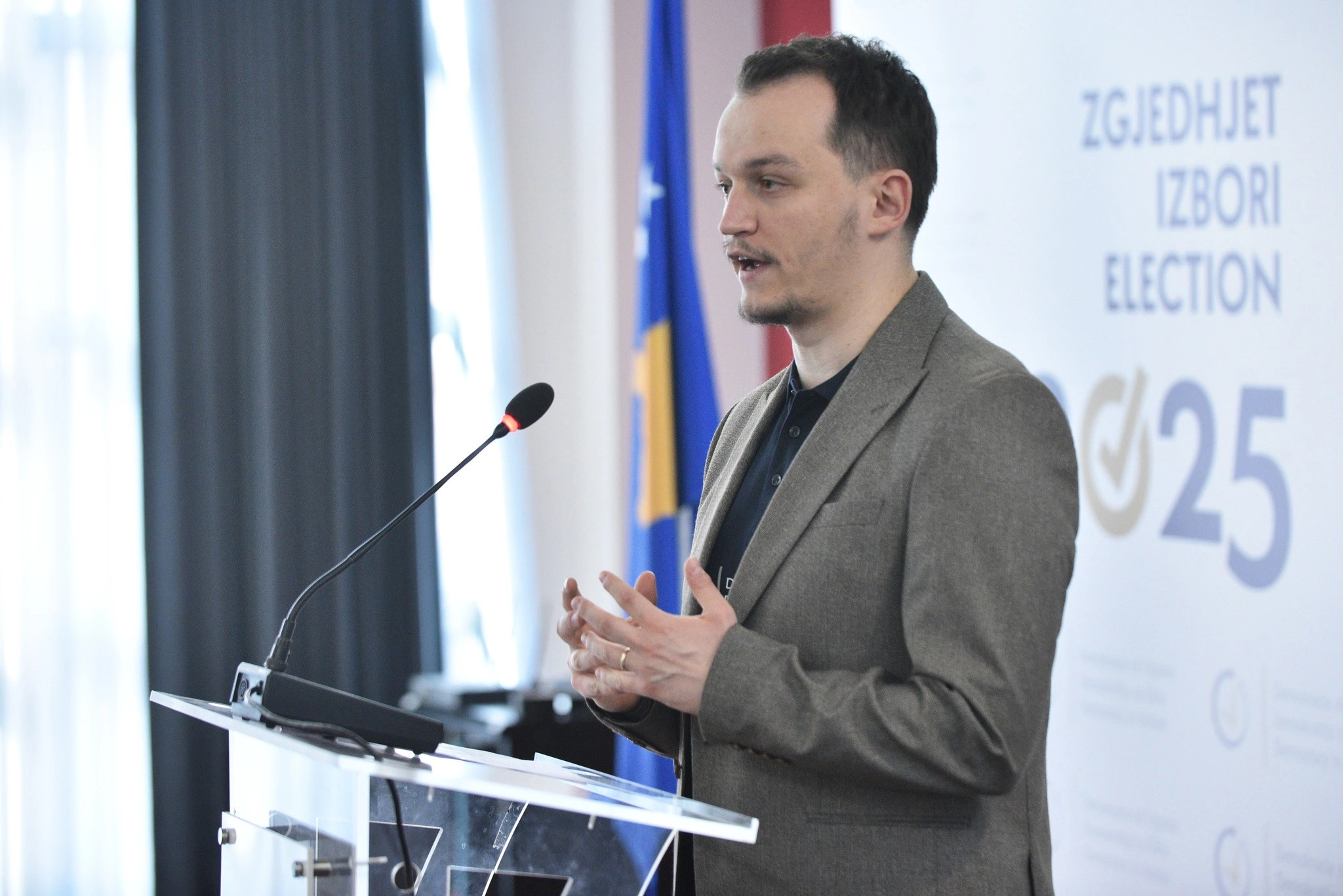 Cakolli kritikon KQZ-në për moscertifikimin e dy subjekteve: Vazhdon praktika kundërligjore