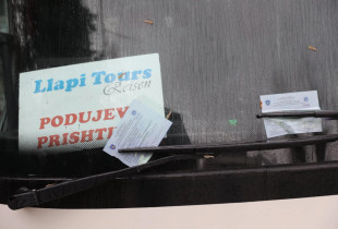 Policia gjobit operatorët e linjës Podujevë-Prishtinë që po protestojnë para Komunës