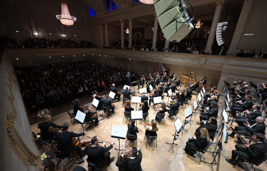 Të gjata kanë qenë duartrokitjet në sallën e mbushur plot në Bernë të Zvicrës me koncertin e Filharmonisë së Kosovës nën dirigjimin e Antoine Marguier (Foto: Arben Llapashtica)