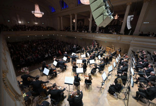 Të gjata kanë qenë duartrokitjet në sallën e mbushur plot në Bernë të Zvicrës me koncertin e Filharmonisë së Kosovës nën dirigjimin e Antoine Marguier (Foto: Arben Llapashtica)