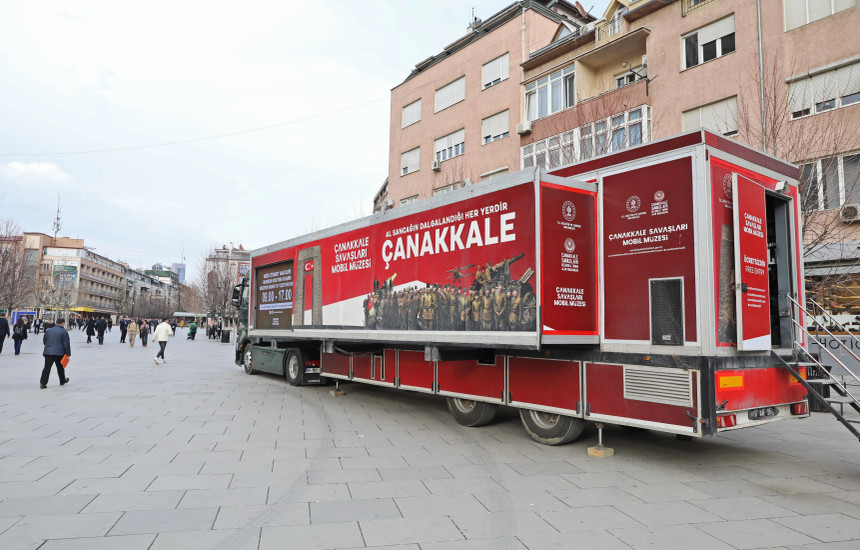 Brenda muzeut mobil jepet një historik i shkurtër i asaj që ka ndodhur në një prej betejave më të gjata e më të përgjakshme të Luftës së Parë Botërore, e njohur si Lufta e Çanakalesë, ku llogaritet se humbën jetën 25 mijë shqiptarë (Foto: Driton Paçarada)