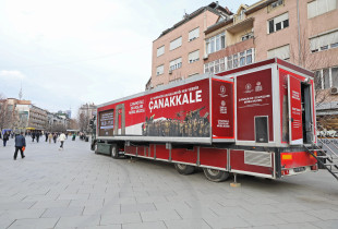 Brenda muzeut mobil jepet një historik i shkurtër i asaj që ka ndodhur në një prej betejave më të gjata e më të përgjakshme të Luftës së Parë Botërore, e njohur si Lufta e Çanakalesë, ku llogaritet se humbën jetën 25 mijë shqiptarë (Foto: Driton Paçarada)