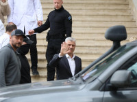 Hashim Thaçi duke u larguar nga QKUK-ja