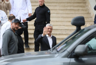 Hashim Thaçi duke u larguar nga QKUK-ja