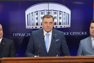 Presidenti i Republikës Sërpska, Millorad Dodik (në mes), kryeministrit Radovan Vishkoviq (djathtas) dhe kryetari i Asamblesë Kombëtare Nenad Stevandiq.