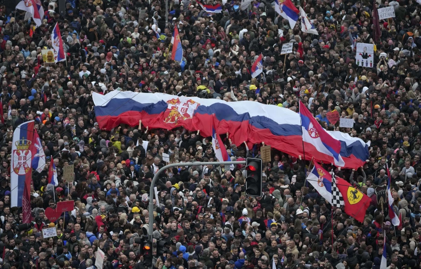 Studentët i prijnë popullit për rrëzimin e Vuçiqit