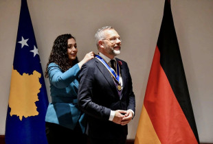 Vjosa Osmani - Michael Roth - dekordimi me Medalje Presidenciale te Meritave
