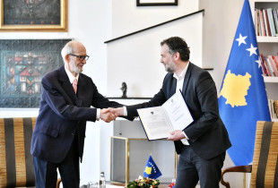 Rexhep Qosja duke pranuar nga Hajrulla Çeku çmimin "Letërsia shqipe"