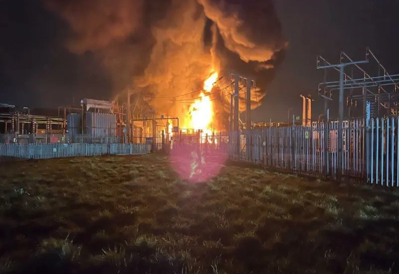 Mbyllet aeroporti më i madh në Britani shkaku i një zjarri, preken qindra fluturime