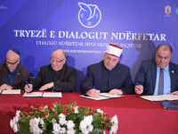 Liderët fetar duke nenshkruar marreveshje